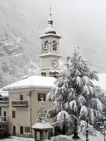 Il campanile della Chiesa parrocchiale innevato